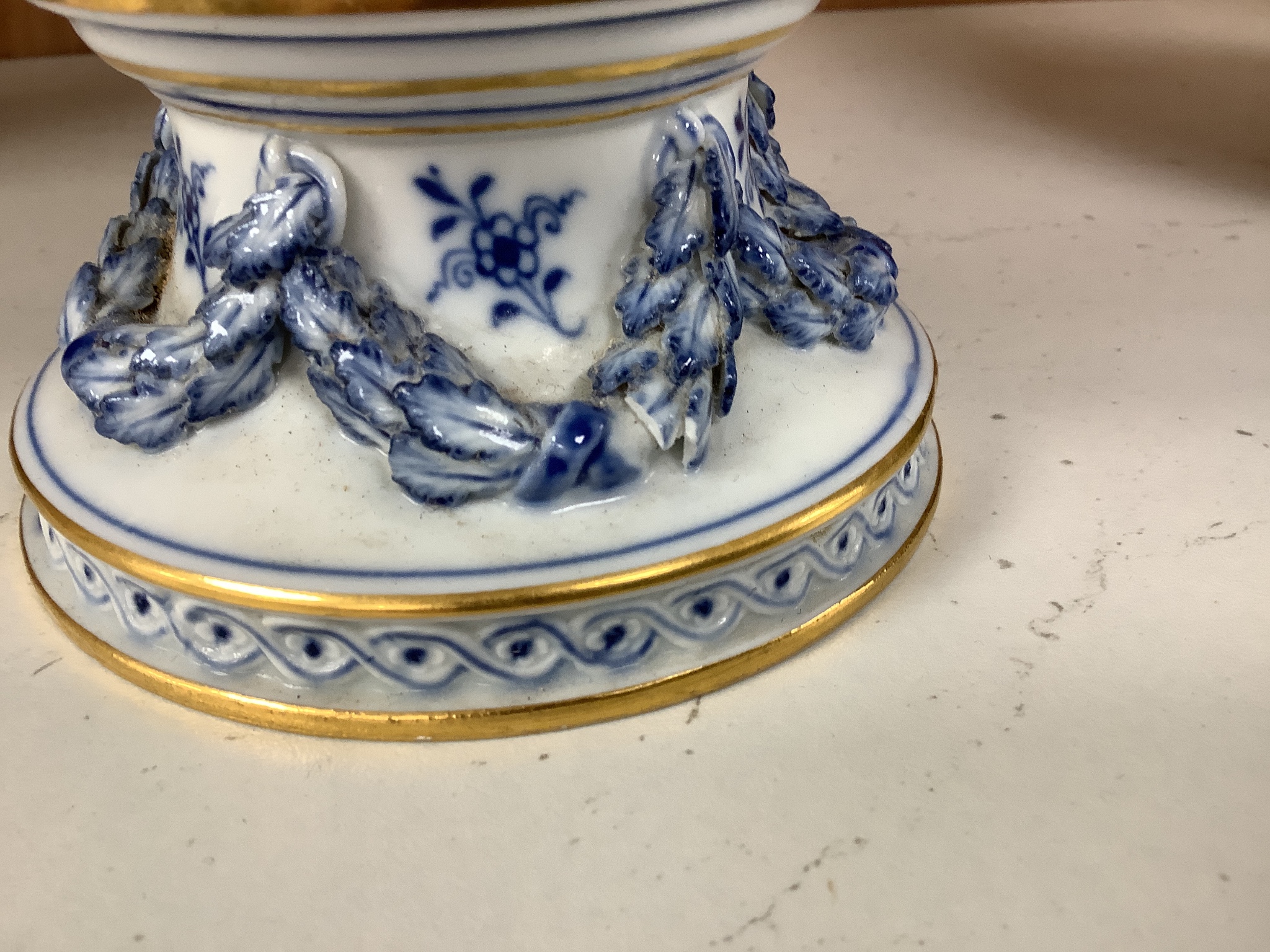 A 19th century Meissen blue and white pedestal bowl, 24cm wide